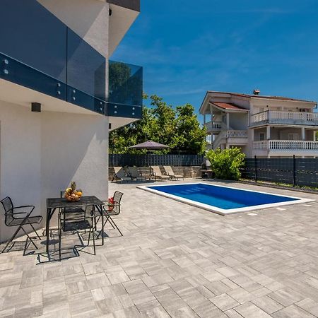 Apartments Villa "Aurea" With Pool Кърк Екстериор снимка