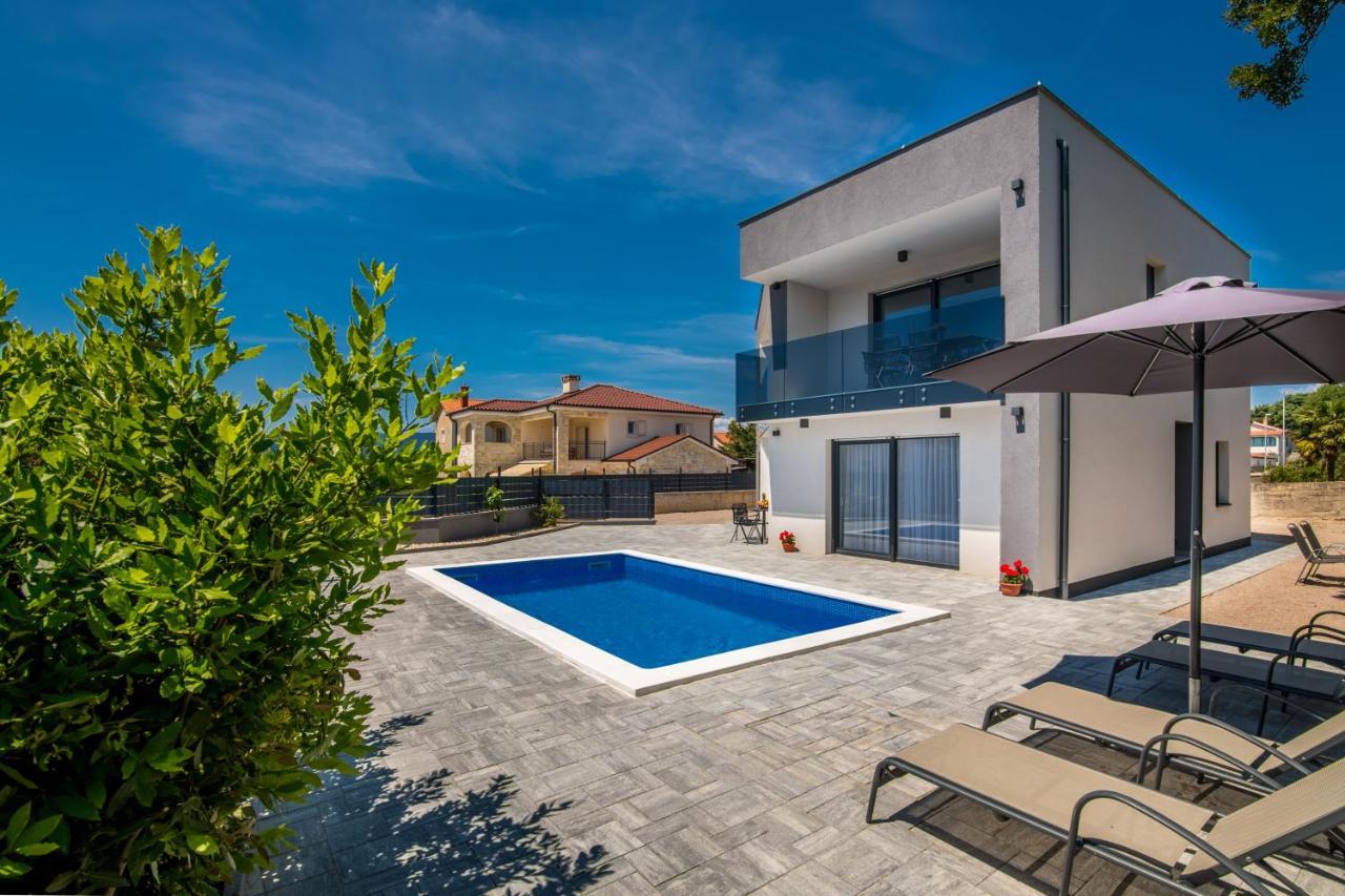 Apartments Villa "Aurea" With Pool Кърк Екстериор снимка