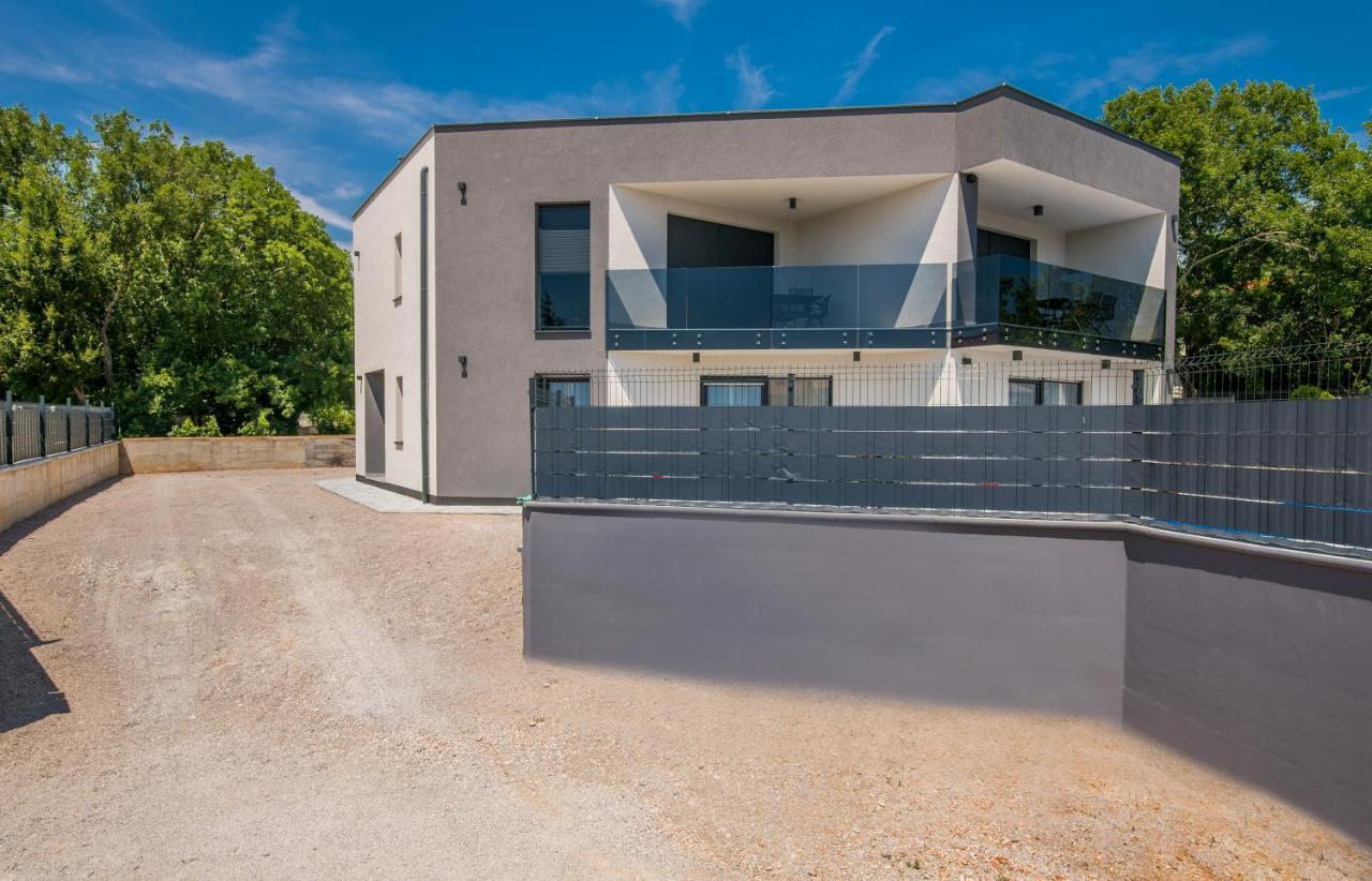 Apartments Villa "Aurea" With Pool Кърк Екстериор снимка