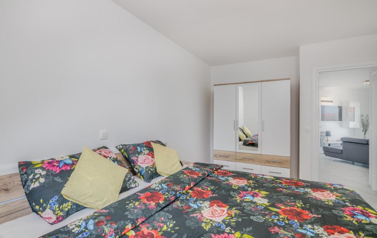 Apartments Villa "Aurea" With Pool Кърк Екстериор снимка