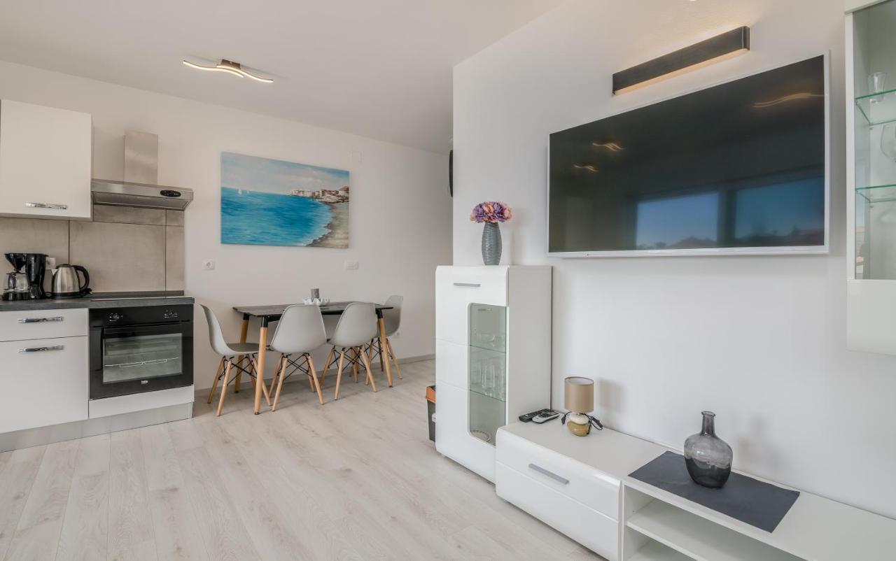 Apartments Villa "Aurea" With Pool Кърк Екстериор снимка