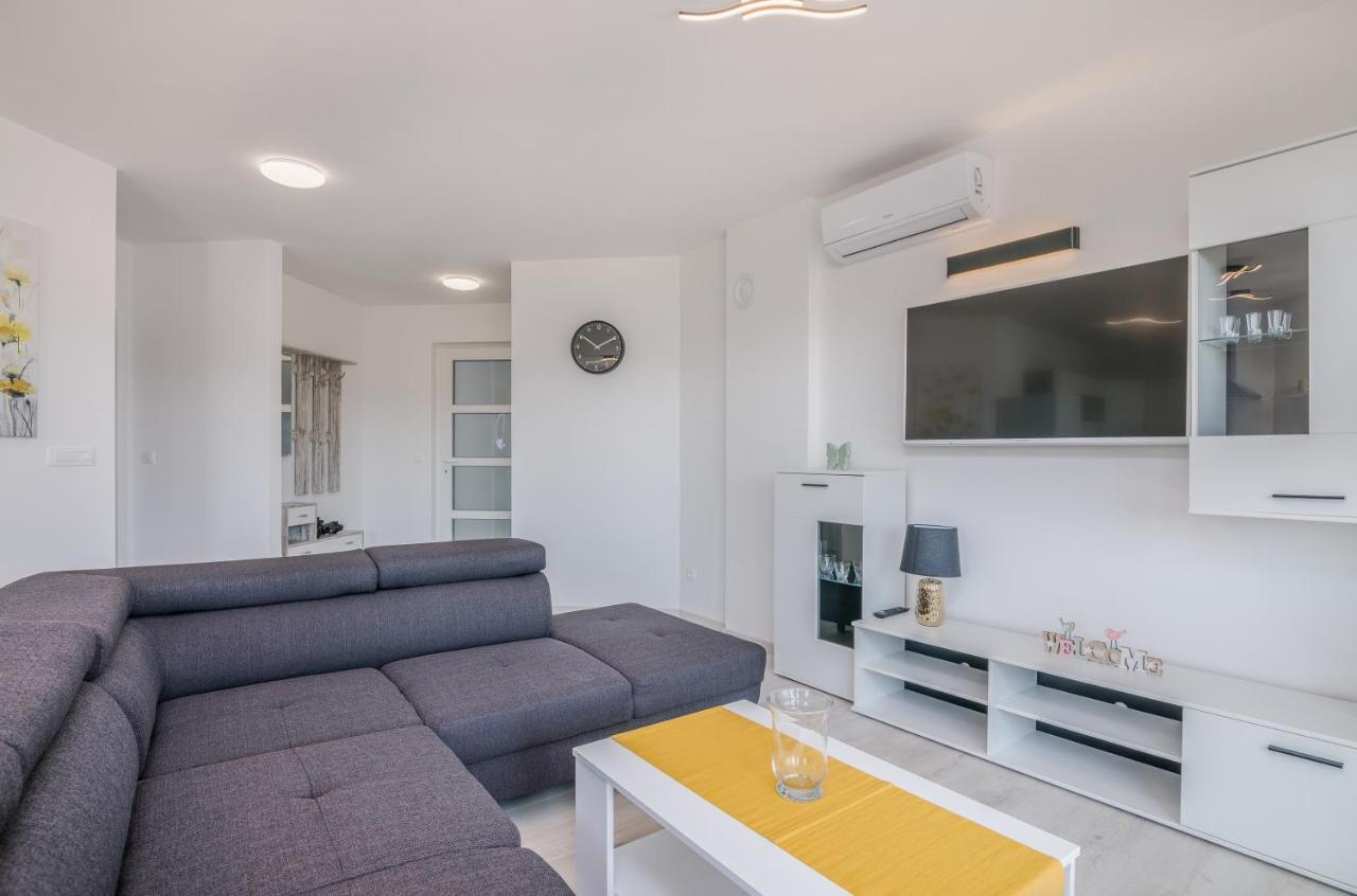Apartments Villa "Aurea" With Pool Кърк Екстериор снимка