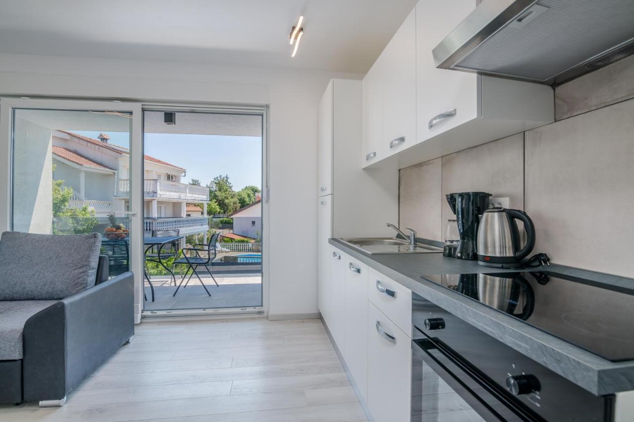 Apartments Villa "Aurea" With Pool Кърк Екстериор снимка