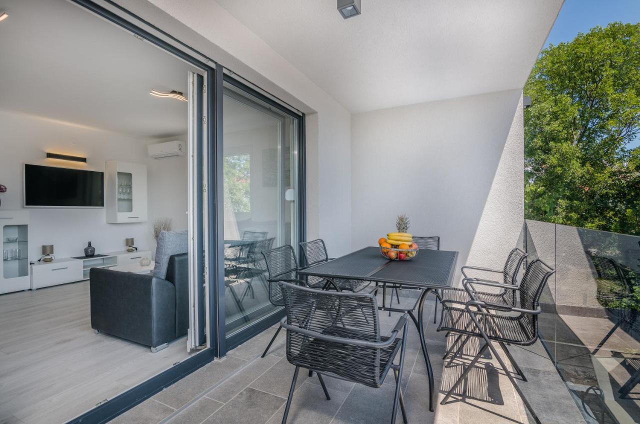 Apartments Villa "Aurea" With Pool Кърк Екстериор снимка