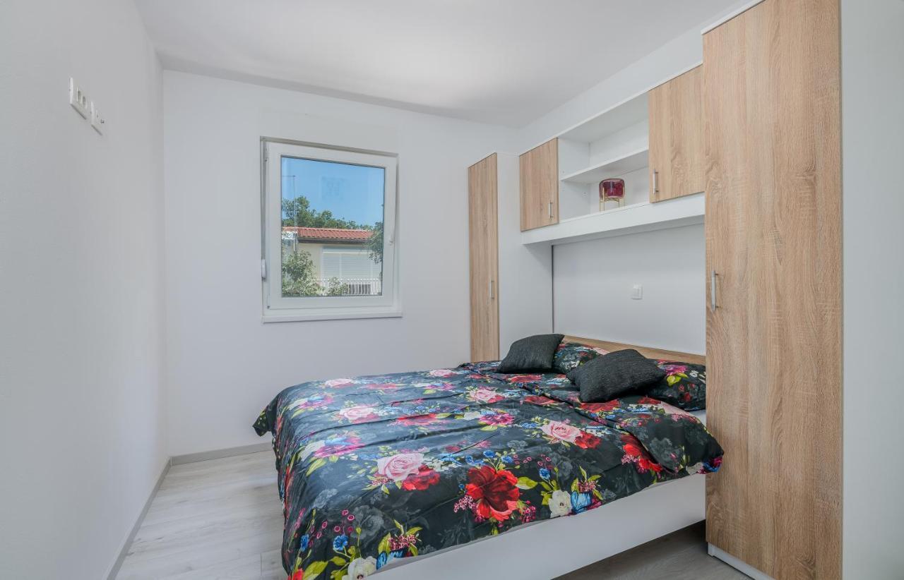 Apartments Villa "Aurea" With Pool Кърк Екстериор снимка