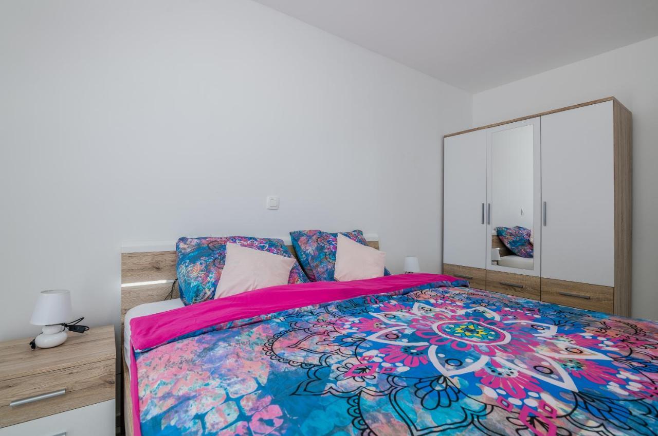 Apartments Villa "Aurea" With Pool Кърк Екстериор снимка